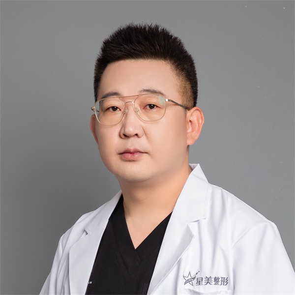 张玮医生照片